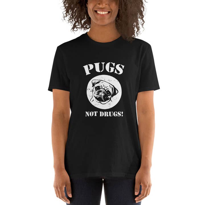 Pugs not drugs Unisex-T-Shirt für den Großhandel von Souverista