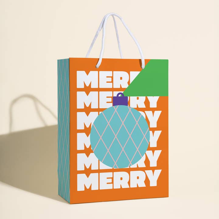 Sac cadeau Merry Christmas avec sapin et ornements pour la vente par paper&stuff