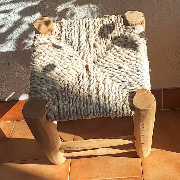 Ambachtelijke Boucherouite kruk – Natuurlijke stijl in écru voor wholesale door LeBazare