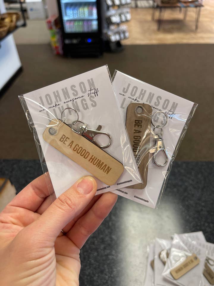 Wees een goede menselijke sleutelhanger voor wholesale door Johnson Livings LLC