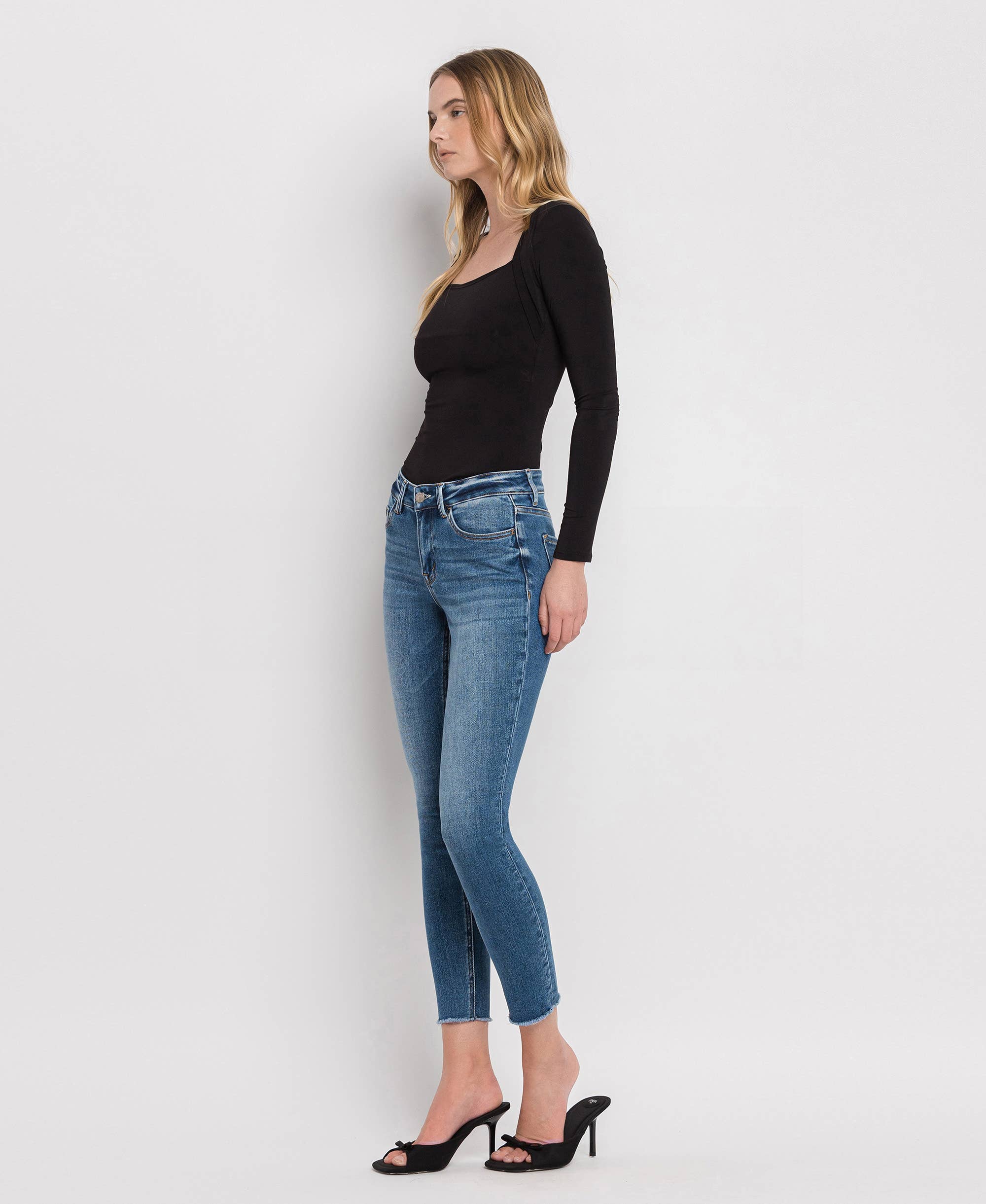 LOBO N GRÚA JEANS SKINNY CROP DE TIRO MEDIO OSCURO CON BAJO SIN REMATAR V2159M de venta al por mayor en Faire7