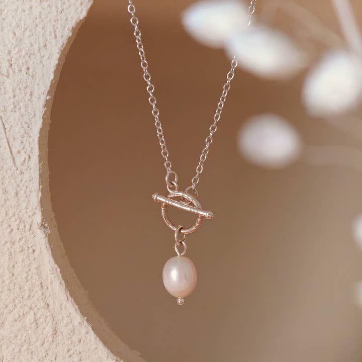 Collier à barre en T en argent sterling avec perle naturelle pour la vente par Vachana