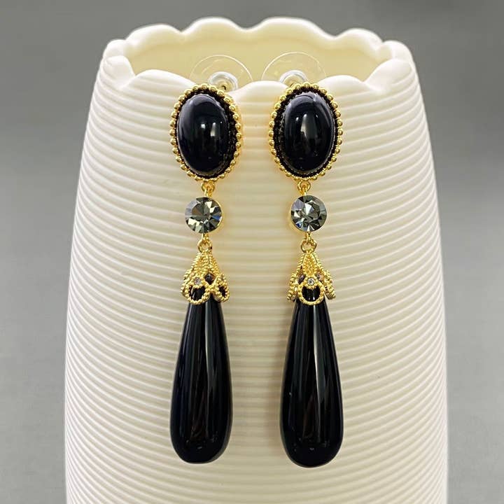 Brincos Pendentes Dourados 18K com Vidro Preto e Incrustações de Strass por atacado de Mio Queena