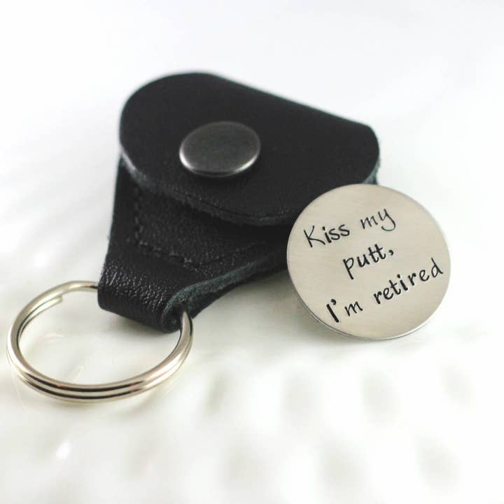 Woobie Beans Jewelry, Gifts & Apparel - Wholesale Sportieve accessoires - I'm Retired golfbalmarker met leren draagtas3