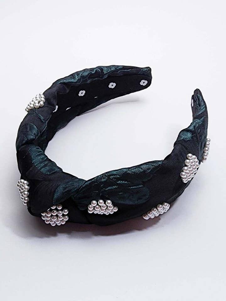 Nœud en forme de feuille orné de perles pour la vente par Hello Edie