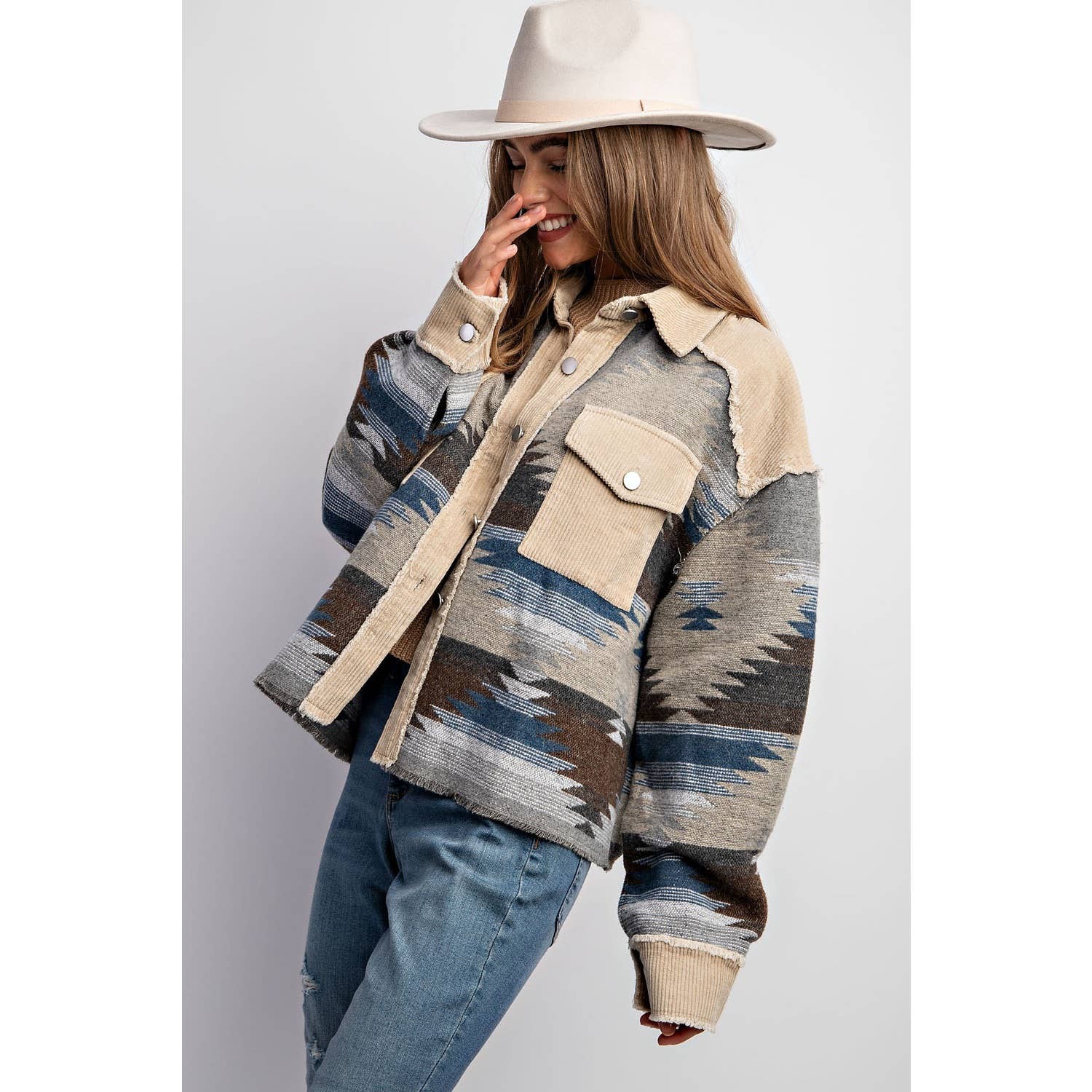 Sweet Generis – Großhandel Hemdjacke/Shacket – Damen – BUTTON-DOWN-HEMDJACKE IN BLOCKFARBEN MIT STAMMESMUSTER UND AZTEKISCHEM MUSTER23