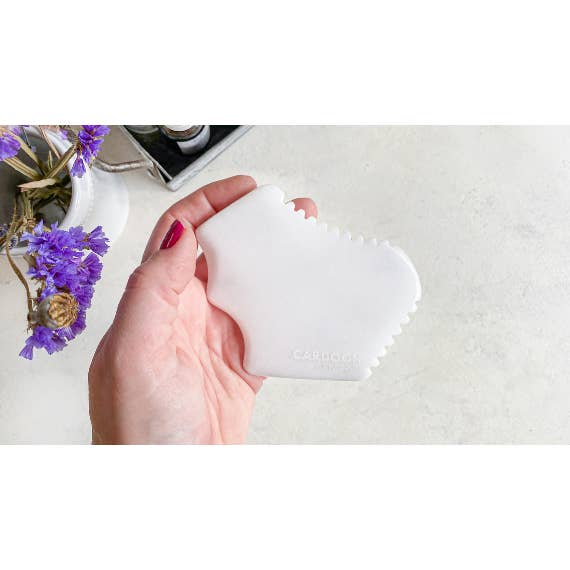 Milla hvid jade gua sha for engroshandel hos Cardoon Skincare