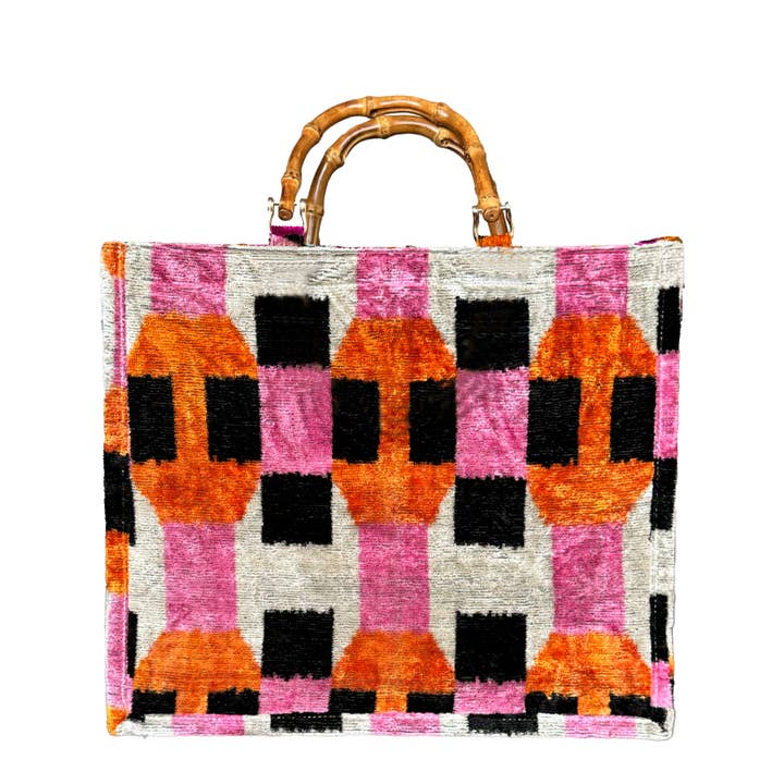 Borsa grande in velluto ikat geometrico rosa arancione con manico in bambù per la vendita all'ingrosso da parte di MIASETA