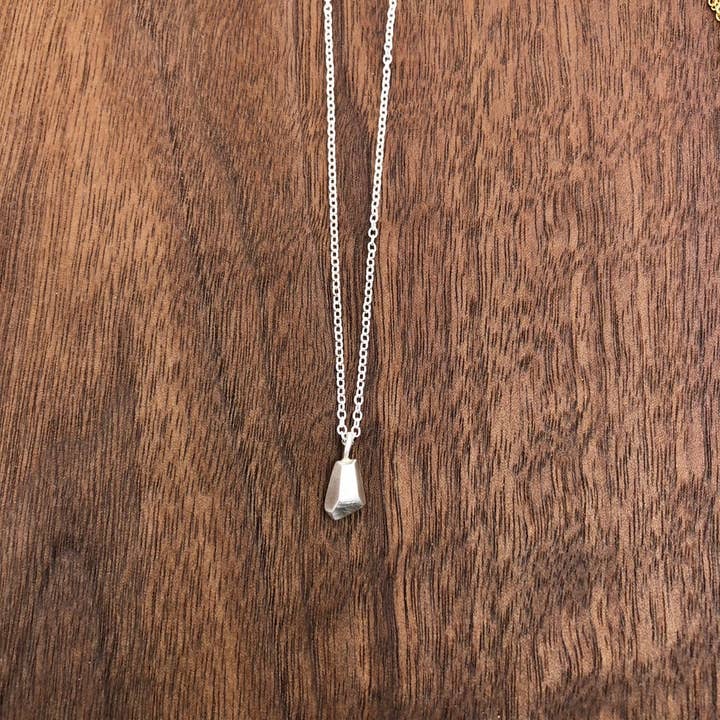 collana goccia piccola sfaccettata - askew per la vendita all'ingrosso da parte di Hahn Jewelry