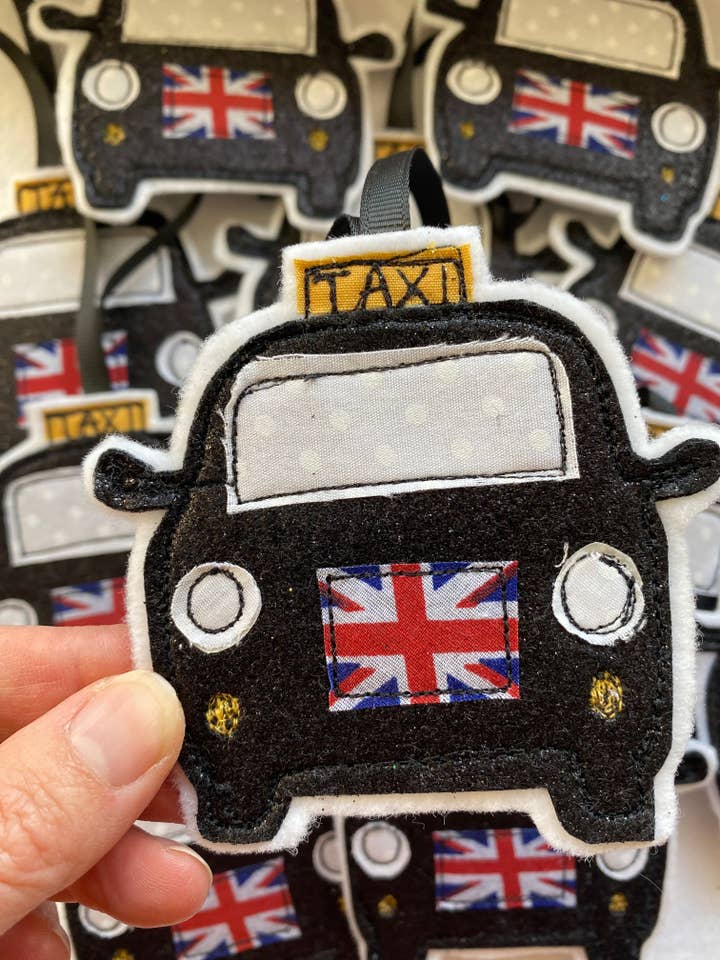 Décoration suspendue de taxi londonien brodée à la main pour la vente par Girl Friday Embroidery
