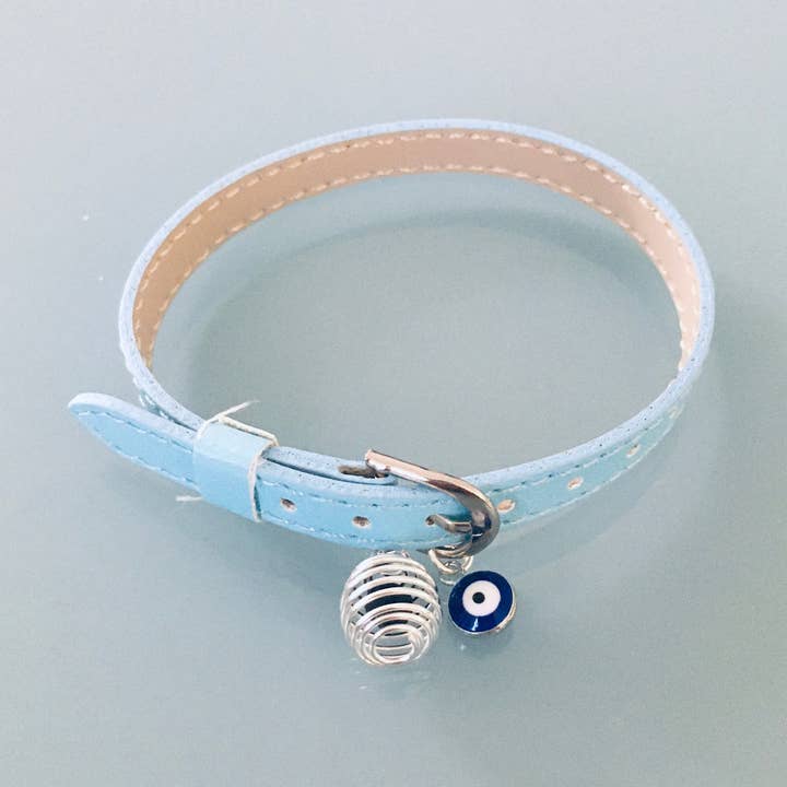 Women's faux leather bracelet with pendant and pearl for wholesale by Clovers