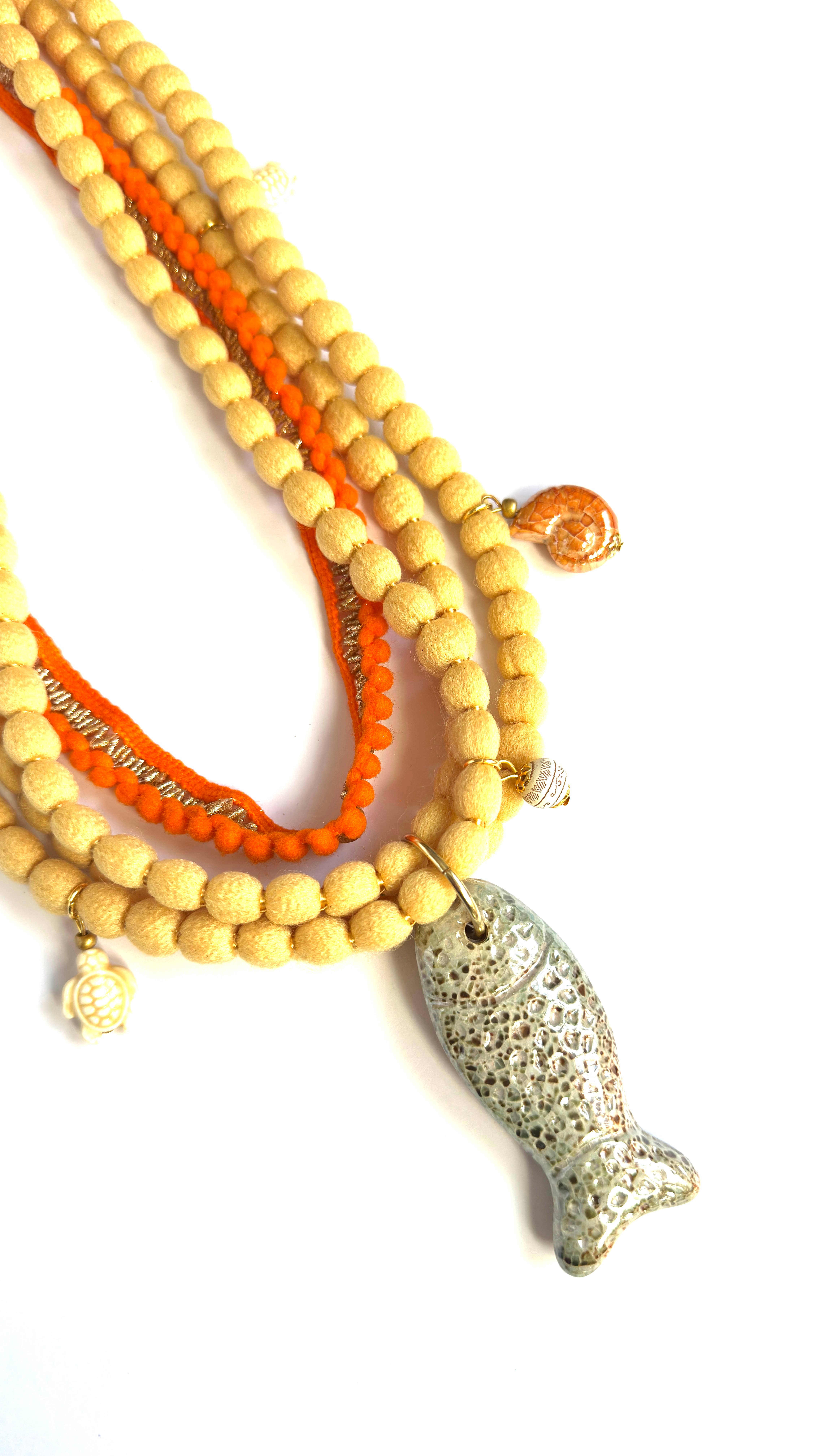 Roselinde – wholesale Pärlband/Pärlhalsband – Konstanz lång halsband med textilband, trä- och keramikkulor2