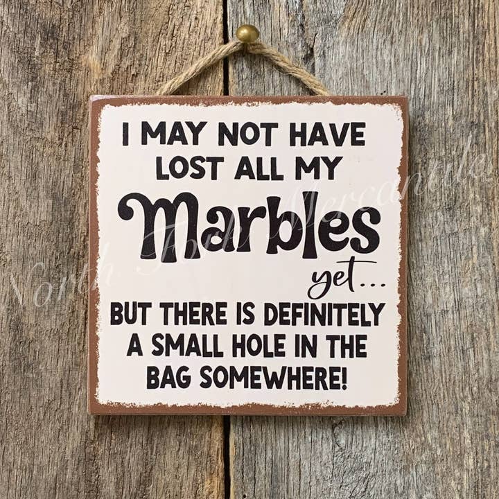 Il se peut que je n'aie pas encore perdu toutes mes billes, panneau drôle. pour la vente par North Fork Mercantile