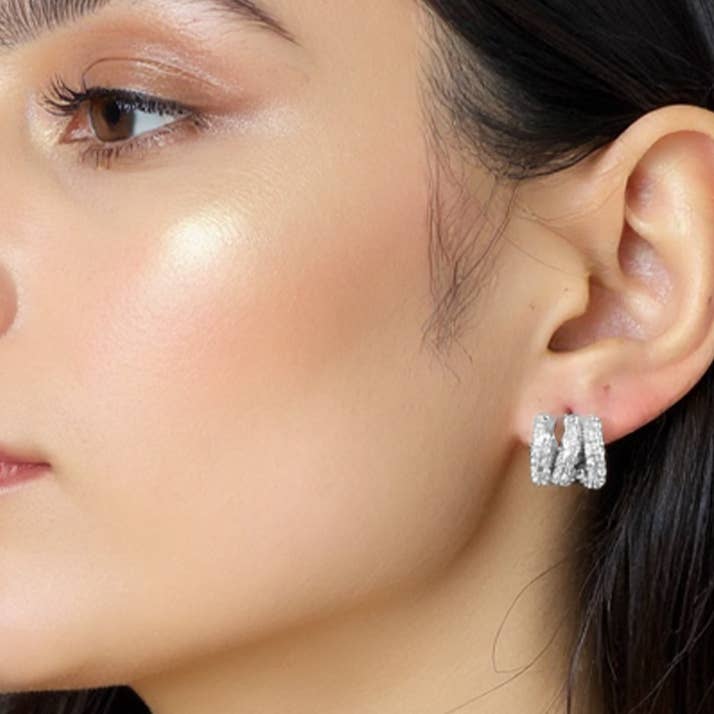 Brincos Pequenos em Meia Argola Tripla com Pedras CZ Cravejadas e Banhados a Ouro 14K por atacado de Sensibling Corp.