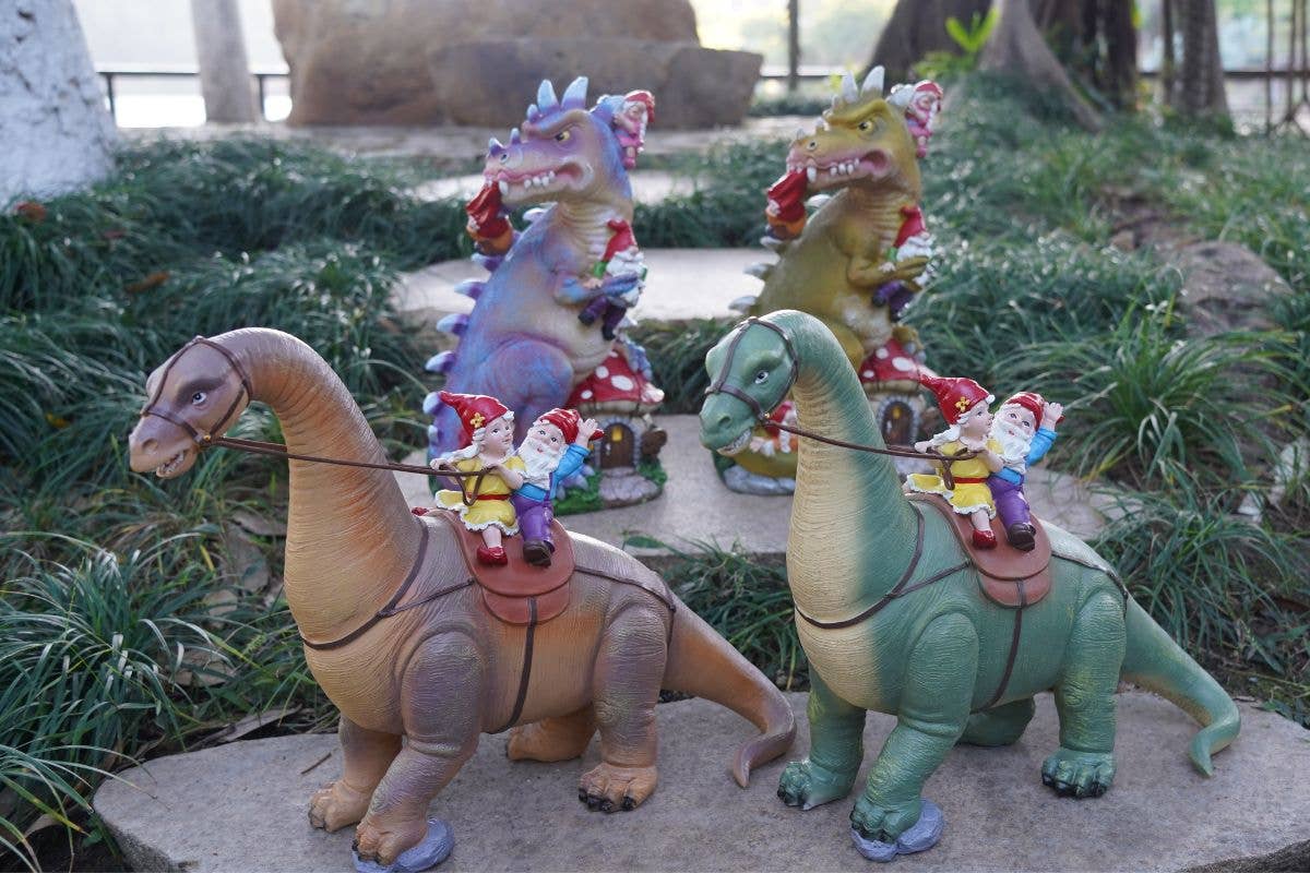 By Mark & Margot – Engroshandel Havenisse – Dinosaur Swinging Gnomes Statue Lilla med Stempelnisse - AF MARK & MARGOT - GRATIS FRAGT!9