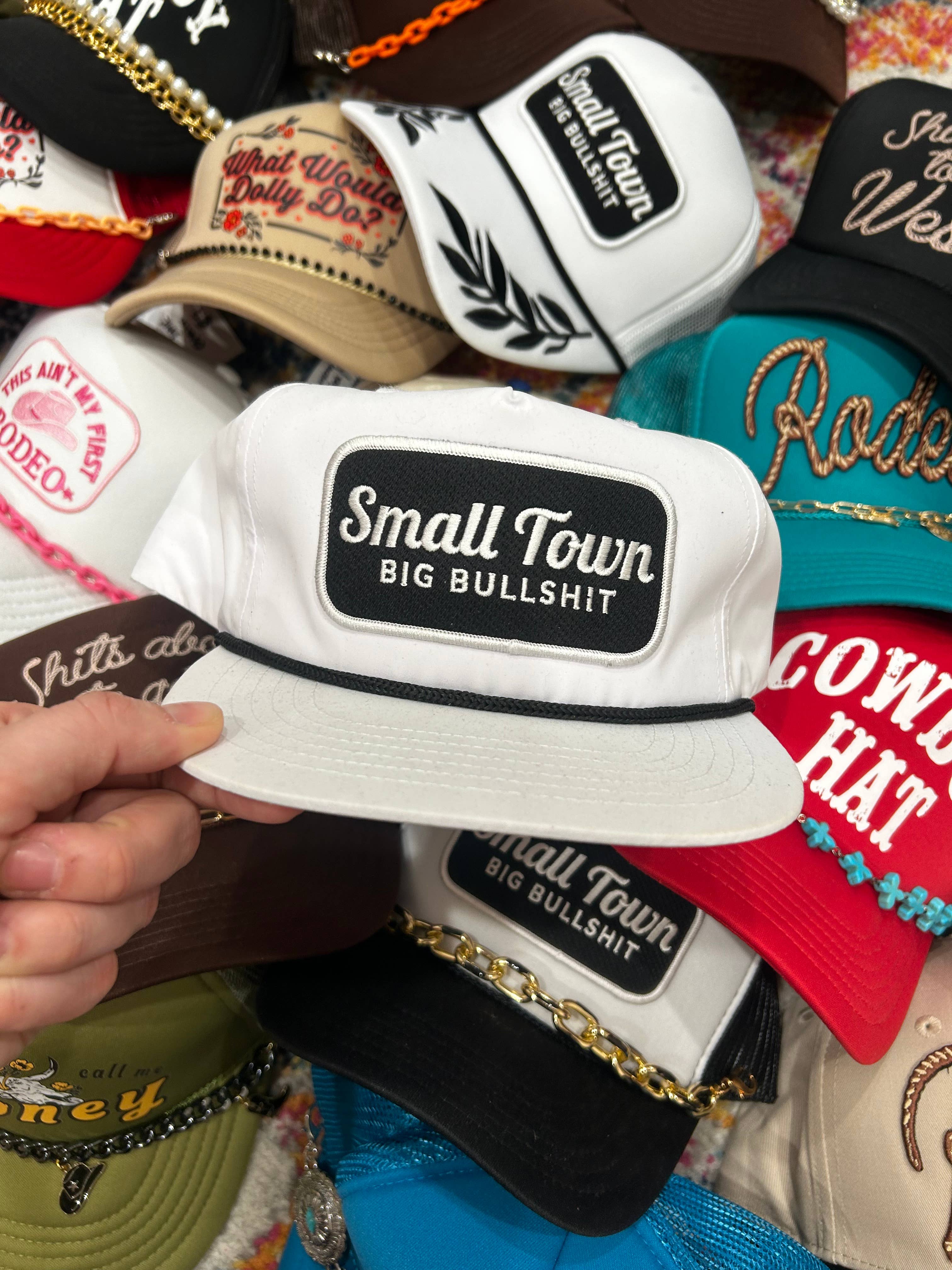 Vibes Hat Company – boné - Mulher por atacado – Pequena Cidade Grande Treta Caminhoneiro | Chapéus Engraçados | Bonés na Moda1