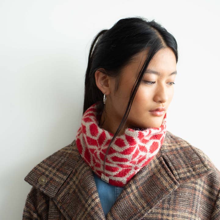 Lalura - Wholesale Scarf - Women's - Tessellated stars neck red4