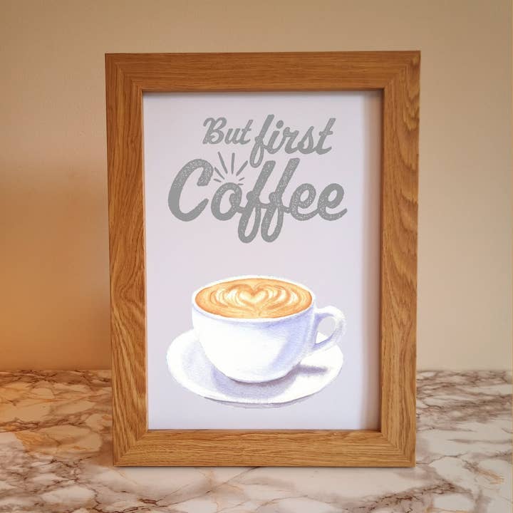 Stampa da parete « But First Coffee » per la vendita all'ingrosso da parte di Wonky Cards