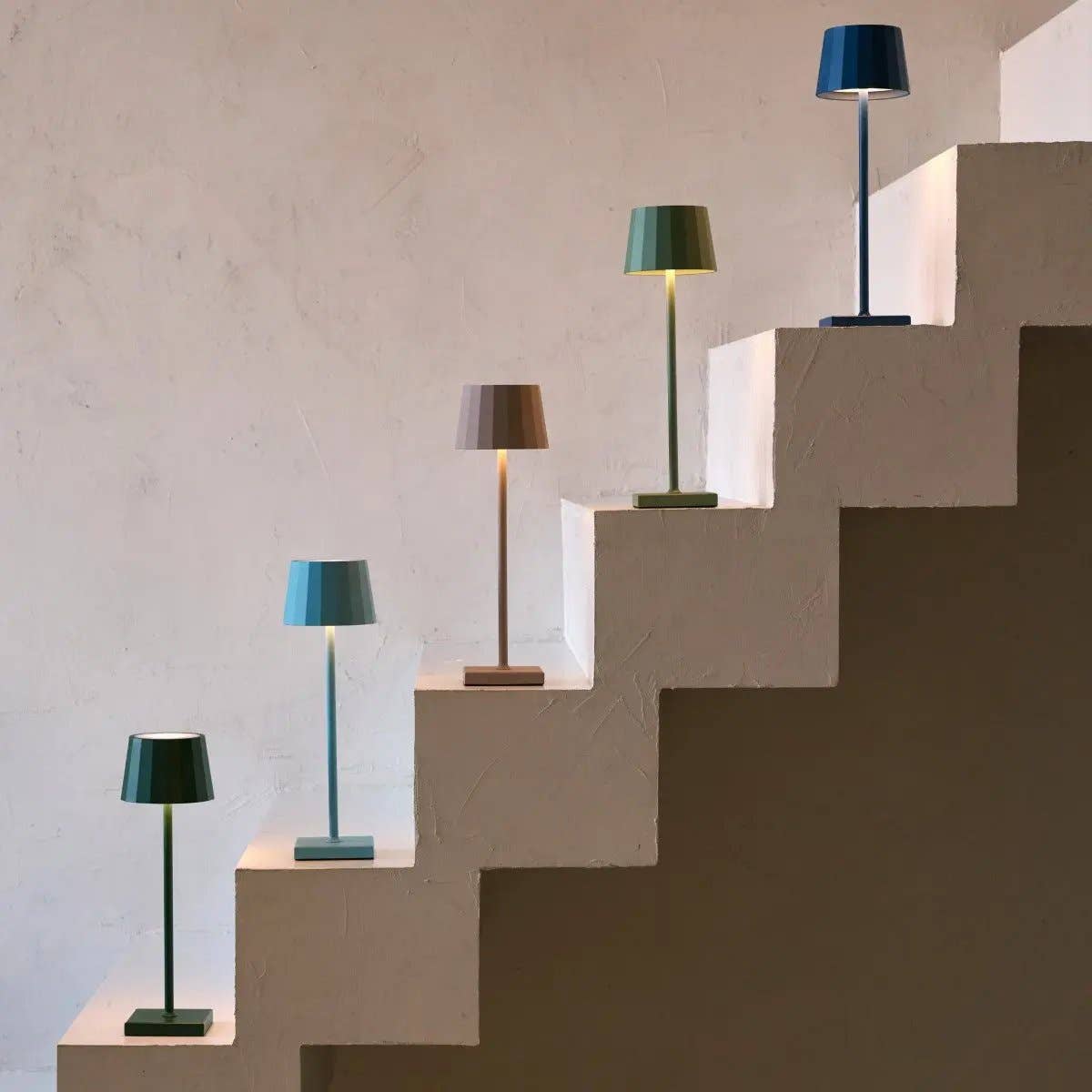 Tavellio – Großhandel Akzent-/Schreibtischleuchte – Hugo Salbeigrüne wiederaufladbare Tischlampe – stilvoll, dimmbar und kabellos12