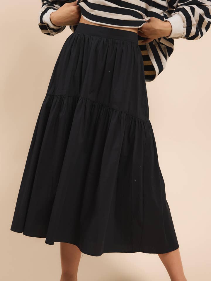 Brielle Tiered Gathered Midikjol:svart för wholesale av Sadie & Sage