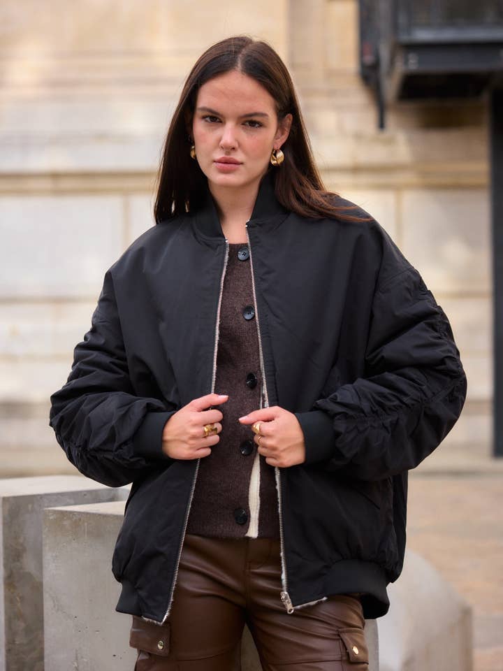 Svart/vändbar bomberjacka i leopardmönstrad fuskpäls - Orice för wholesale av Orice