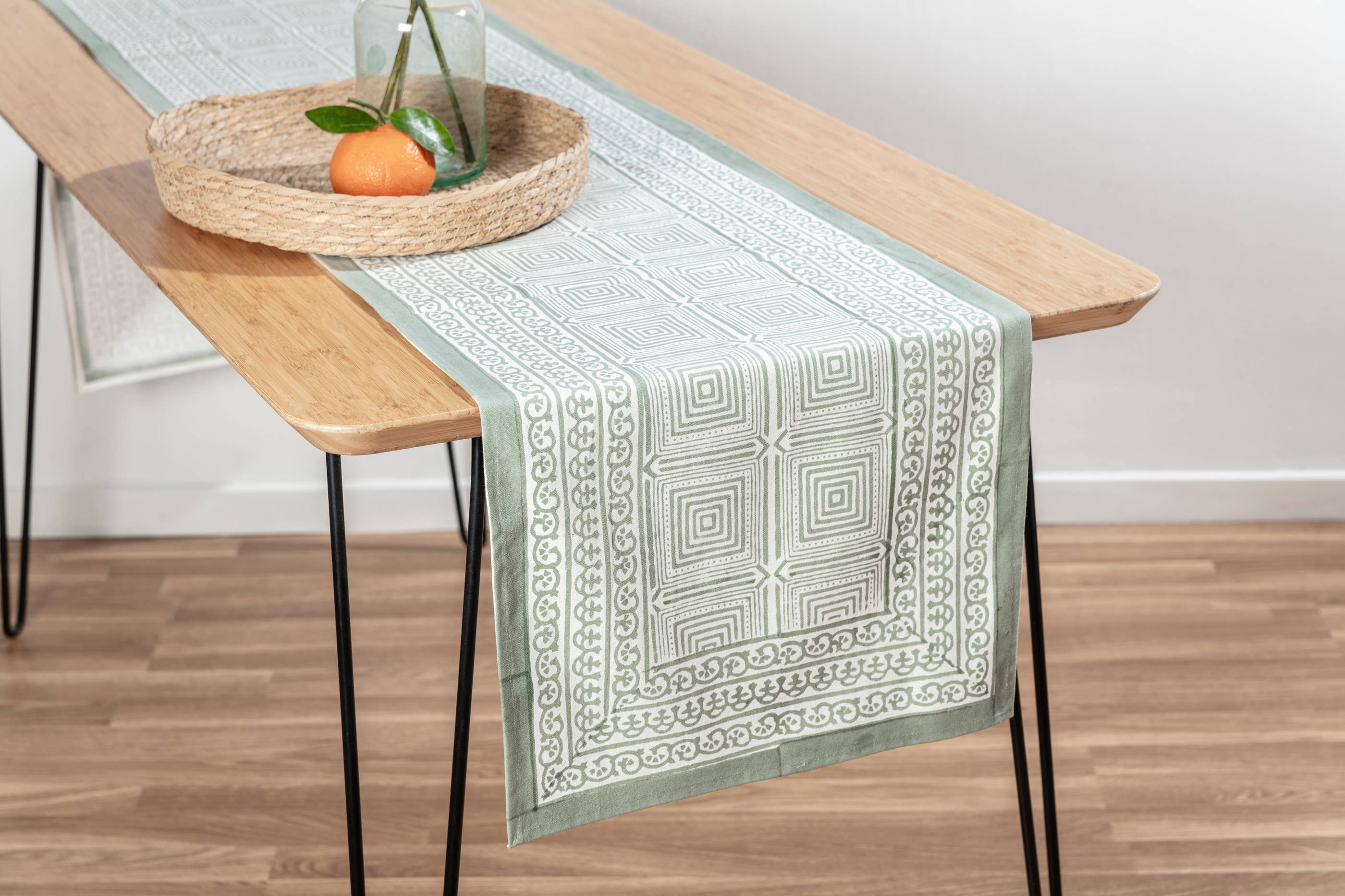 Effortless Trading co – Engroshandel Bordløber – Sage grøn geobloktrykt bordløber0