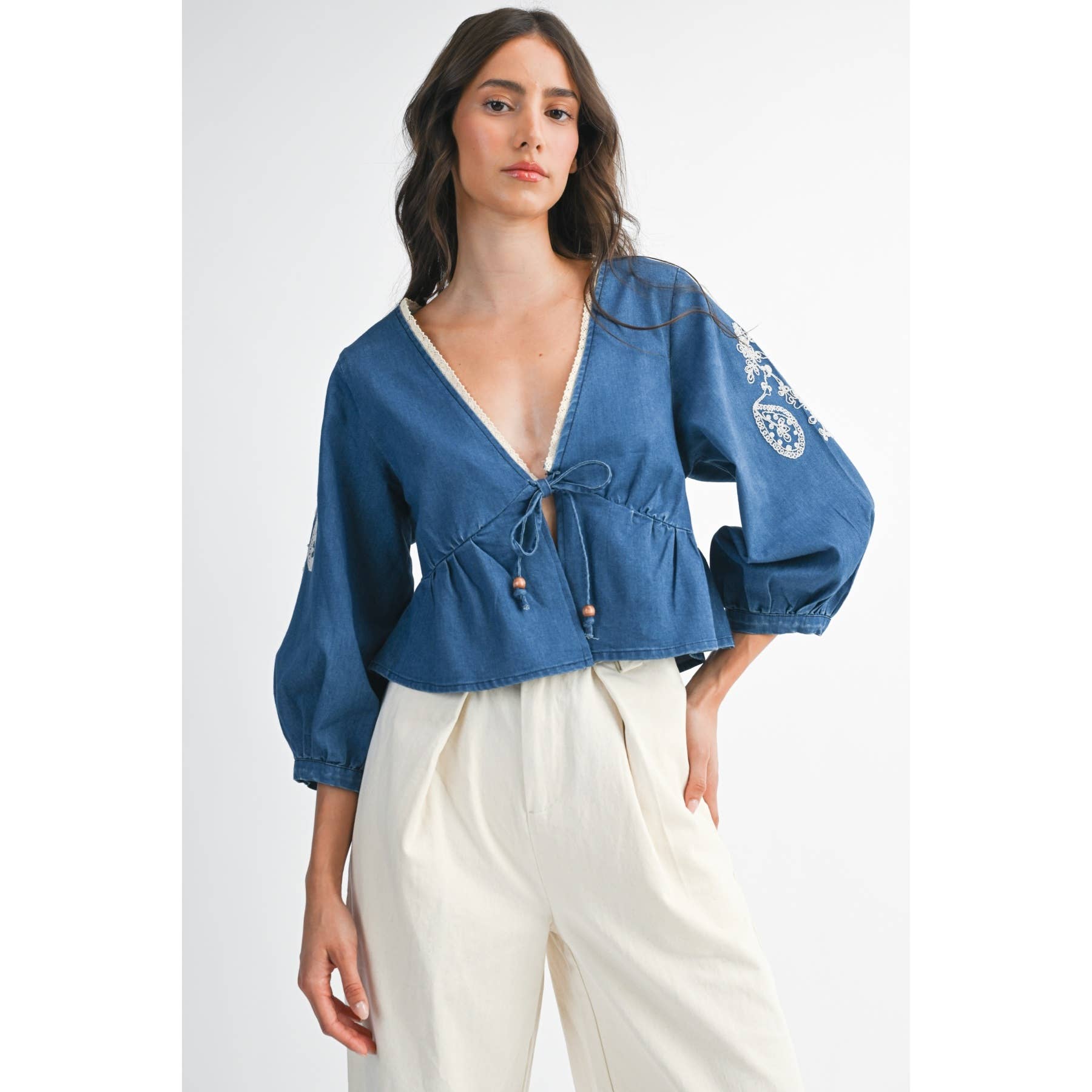 LAVAGGIO MEDIO CAMICETTA CORTA IN DENIM RICAMATA CON DETTAGLIO DI PERLINE in vendita all'ingrosso su Faire2