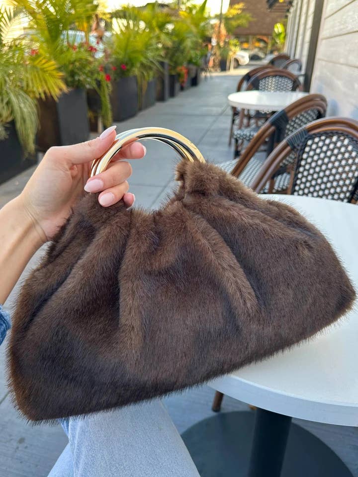 28823F Pochette en fausse fourrure avec poignée anneau pour la vente par MiMi Wholesale