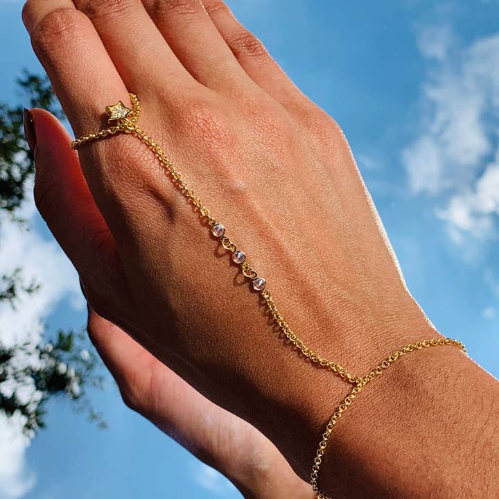 Mali Beads – Großhandel Glieder- & Kettenarmband – CZ Handkettchen mit Mond- & Sternanhänger – Zarter, vergoldeter Schmuck4