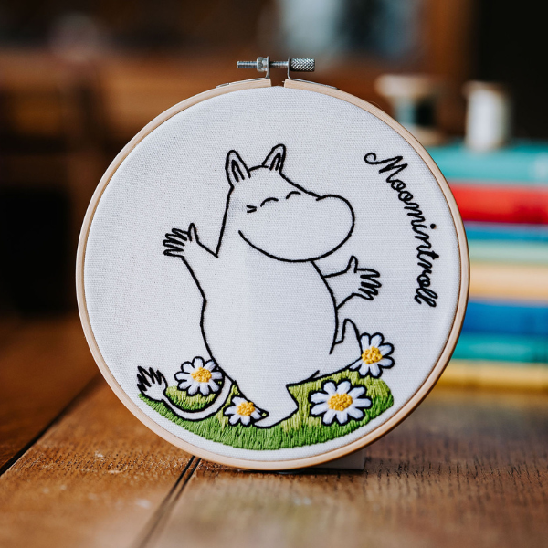 The Crafty Kit Company - Vente Accessoire de broderie/point de croix - Kit de broderie Moomin - Moomintroll dansant1