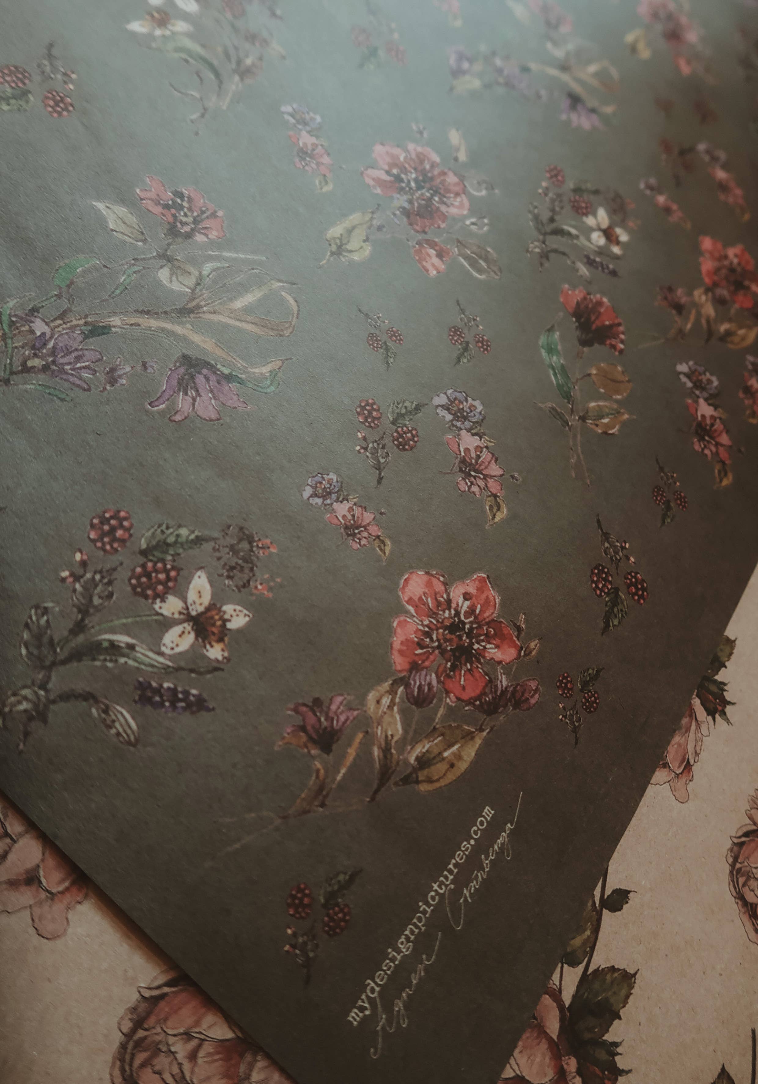 MyDesignPictures – wholesale Wrapping paper roll – Set Of 3 Pieces Flowers on dark gray kraft Wrapping Paper6