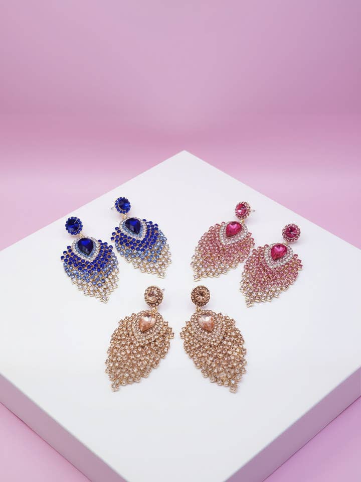 Boucles d'oreilles pendantes en cristal glamour pour la vente par Arya Jewellery Wholesale