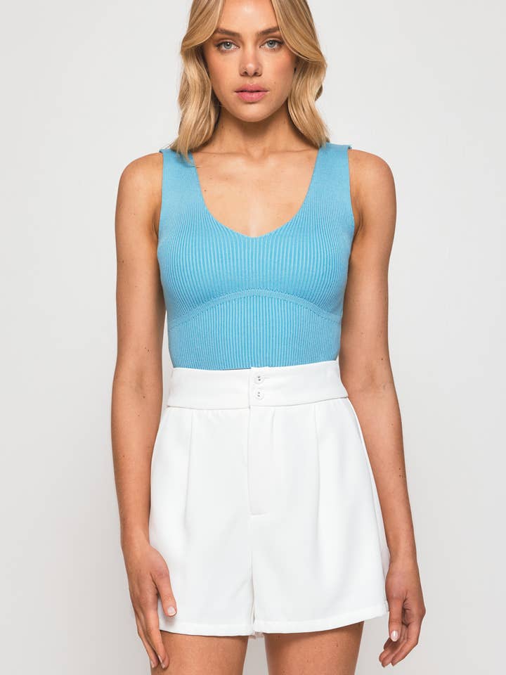 Ribstrikket top med detaljer under byst for engroshandel hos Style State Wholesale