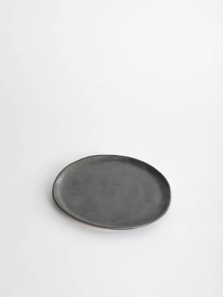 Assiette à salade Shino charbon pour la vente par Tagliaferro Ceramics