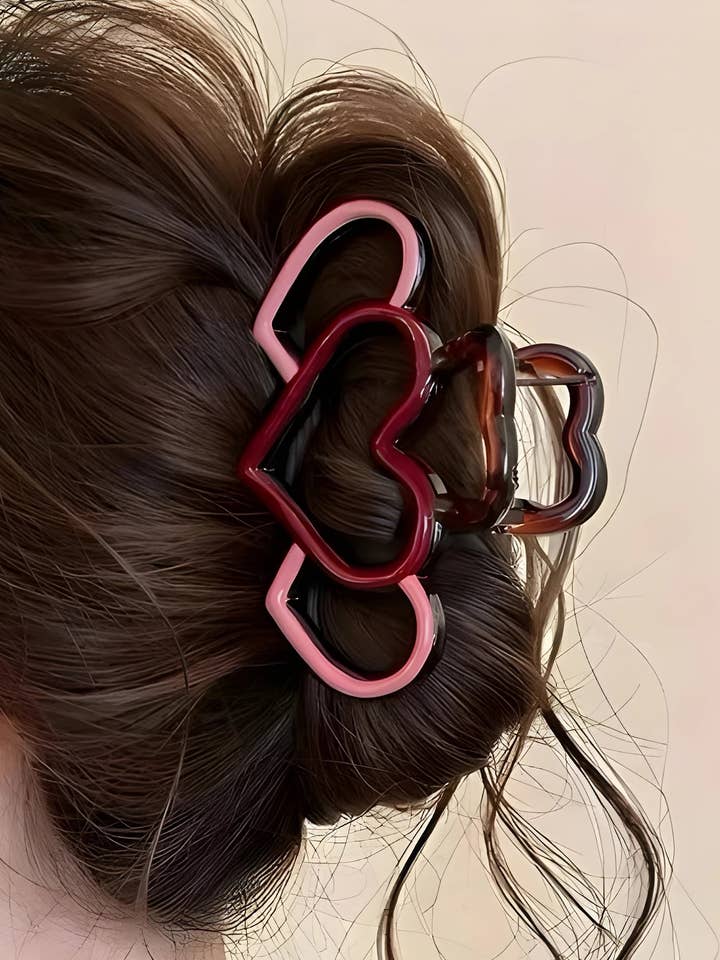 Clip per capelli in acrilico con design a cuore scavato a contrasto di colore Bonbon per la vendita all'ingrosso da parte di Lovesoft
