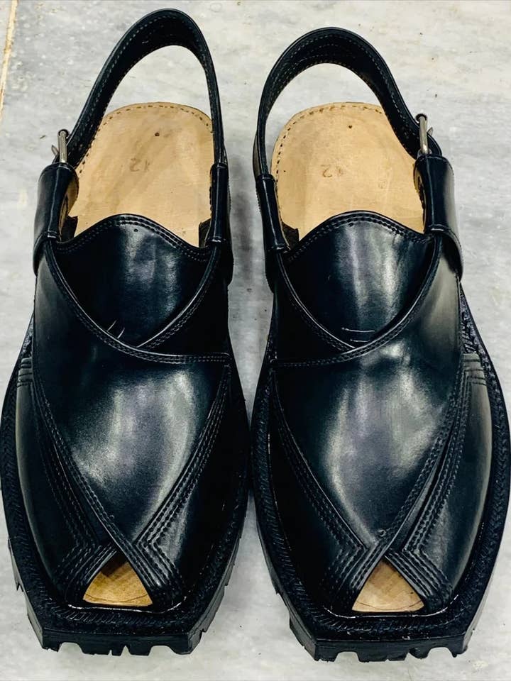 Traditionell svart Peshawari Chappal för wholesale av vintarust