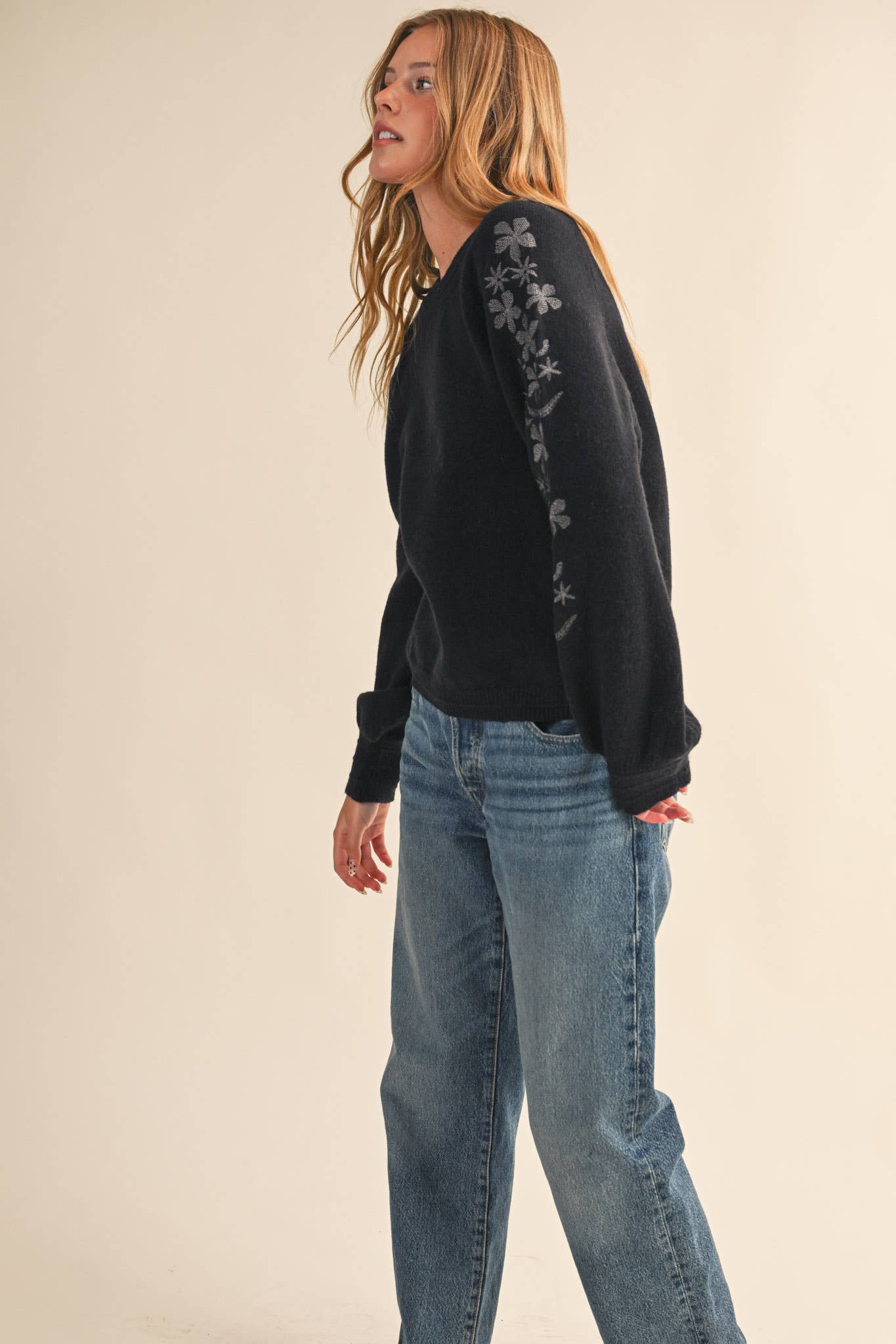 &MERCI - Wholesale Knit Sweater - Women's - PULLOVER SWEATER WITH FLORAL EMBROIDERED SLEEVES MSW108906