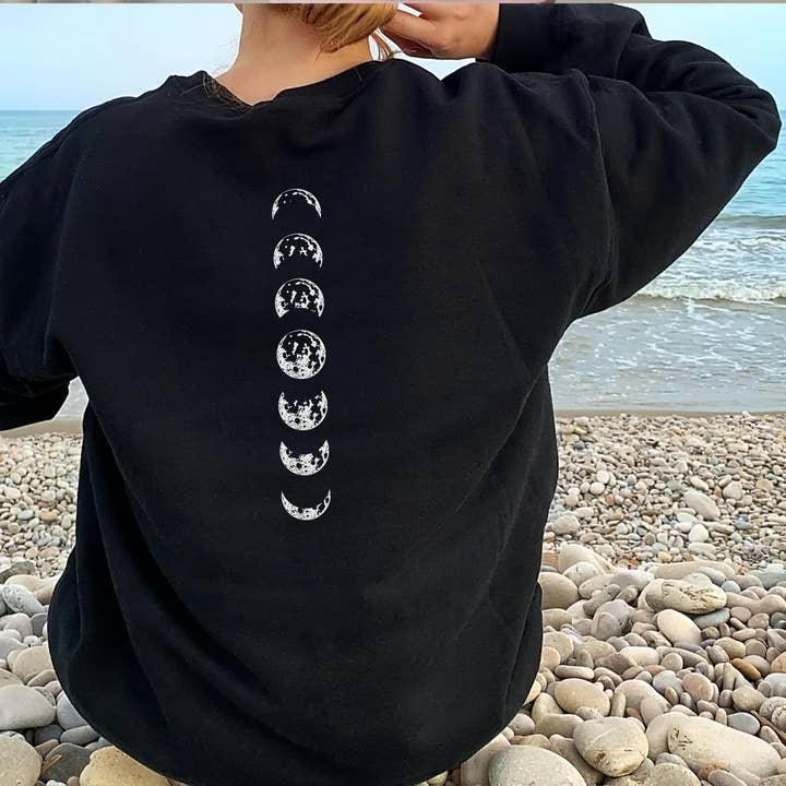 P E T I T R U E - Wholesale Grafisch sweatshirt - Dames - Dames sweater met maanfasen en ronde hals1