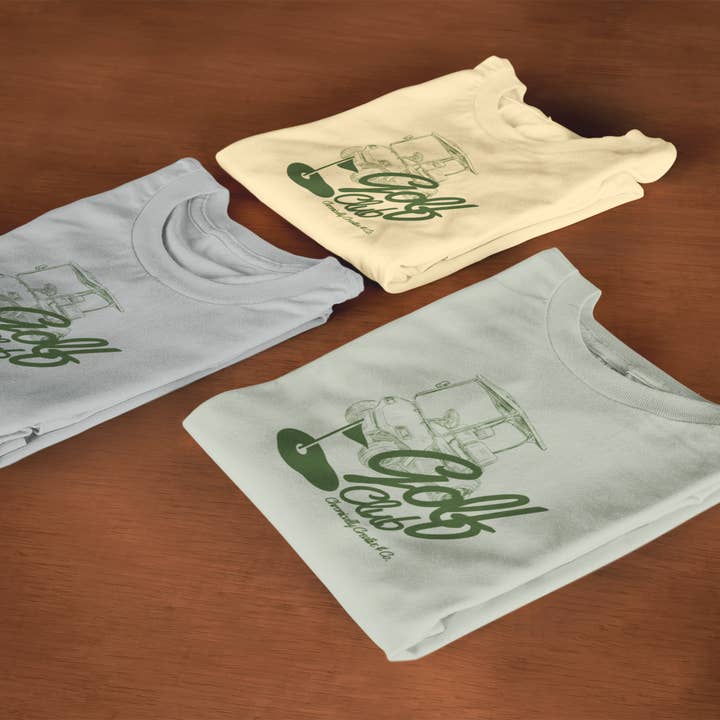 „Golf Cart Club” T-shirt van Chronically Creative & Co. — Klassieke vrijetijdsstijl voor wholesale door Chronically Creative & Co.