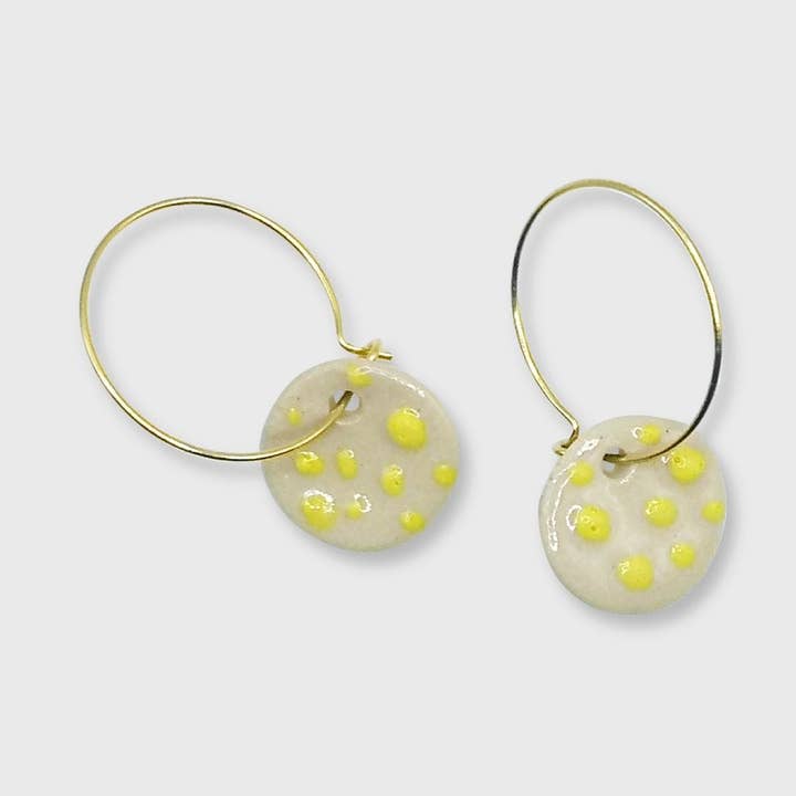 Boucles d'oreilles pendantes blanches à pois jaunes for wholesale by Corinne Ceramique
