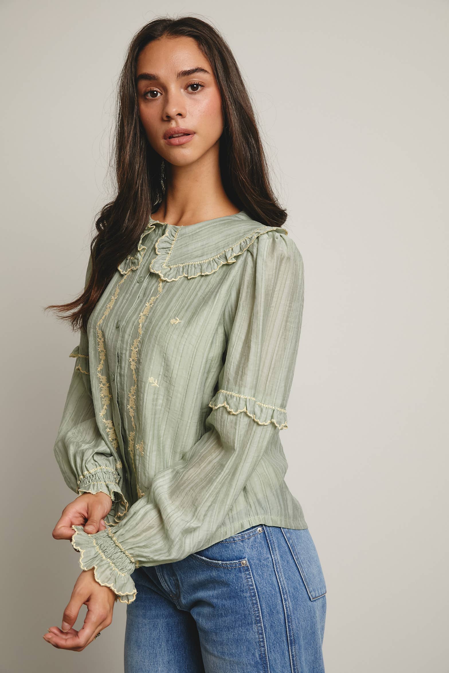 Forte – wholesale Blus - Dam – Broderad blus i bomull med volangkrage FT000321