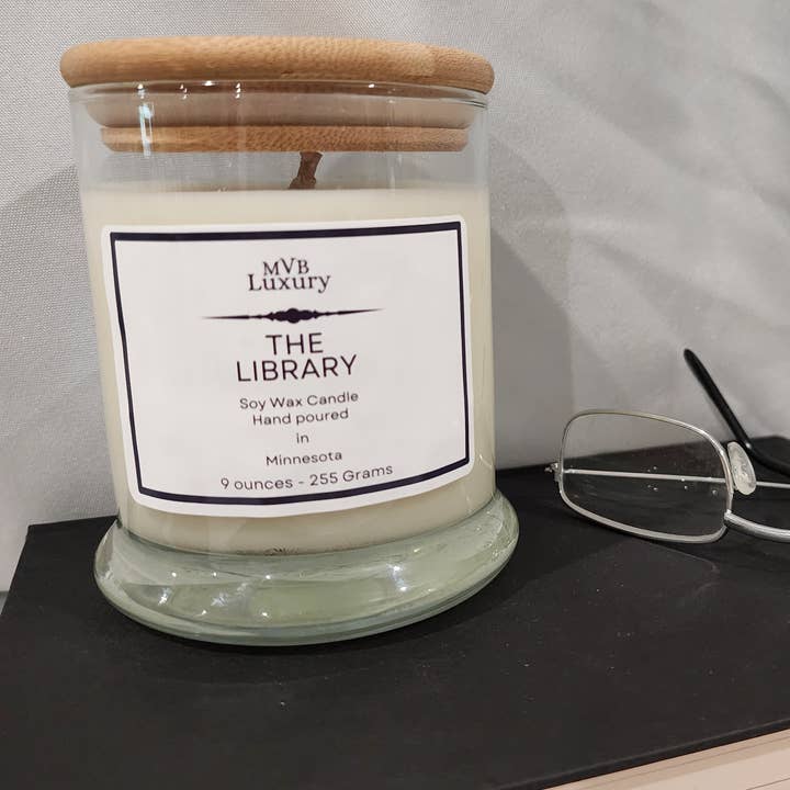 VELA REDONDA DE SOJA AROMATIZADA DE 9 ONZAS CON TAPA "THE LIBRARY" para venta al por mayor de MVB Luxury