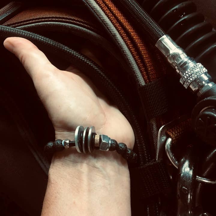 Bracciale Zero Waste con parti ARA riciclate e pietra lavica per la vendita all'ingrosso da parte di Gogh Jewelry Design