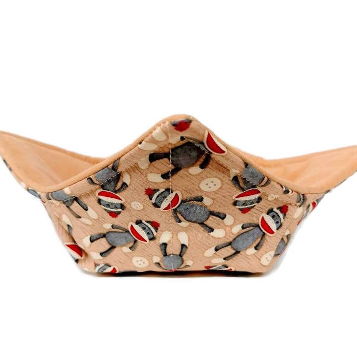 Bowl Cosy in een stofprint van Sock Monkey voor wholesale door SewUseful Studios LLC