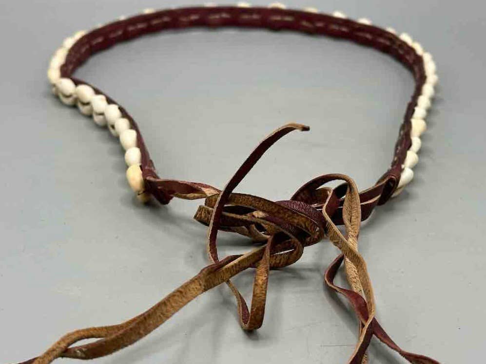 The Niger Bend – Großhandel Gürtel – Damen – Schmaler afrikanischer Krawattenverschluss aus echtem Kaurimuschelleder58