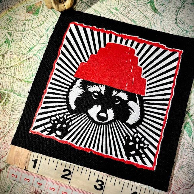 Three Raccoons - Vente Écusson - Sommes-nous pas ringards ? Raton laveur avec un écusson de chapeau Devo.4