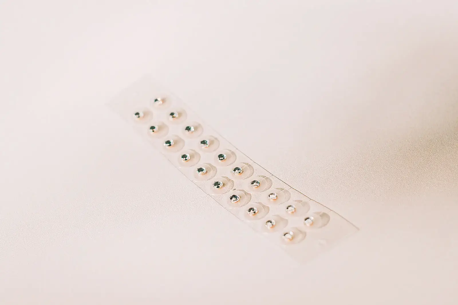 NAO Wellness – Engroshandel Smykkesæt – Krystallysende ørefrø i strimler i store mængder til engrospriser1