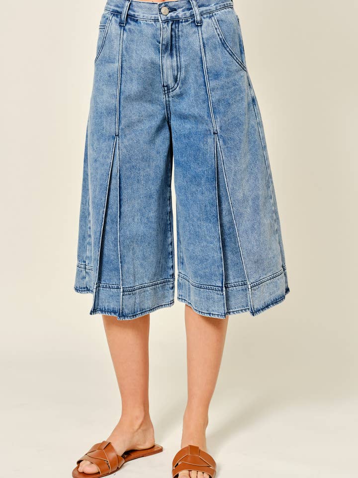 AJP5883 FORAN PLISSERET DETALJE BERMUDA DENIM SHORTS for engroshandel hos Aaron & Amber