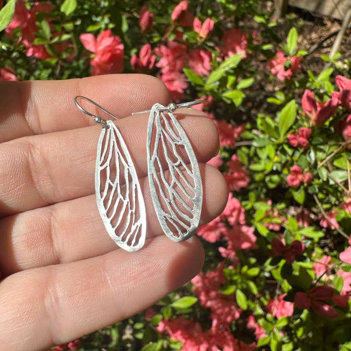 Brincos Asa de Cigarra por atacado de Bean and Bear Studio