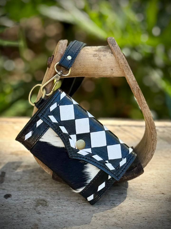 Portefeuille à carreaux en cuir de vachette avec dragonne Western Rodeo pour la vente par Southern Junkie Gypsy Boutique